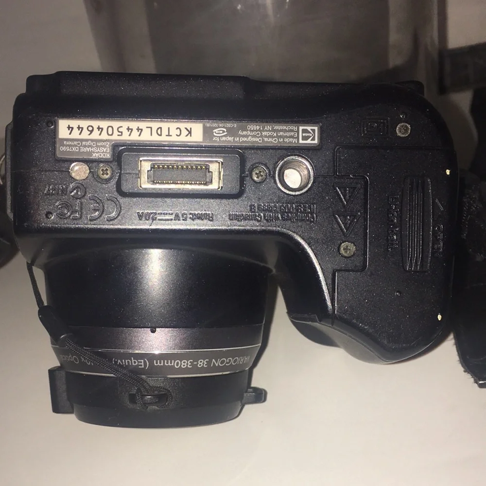 Kodak compact easy share DX7590 digital camera in black with strap